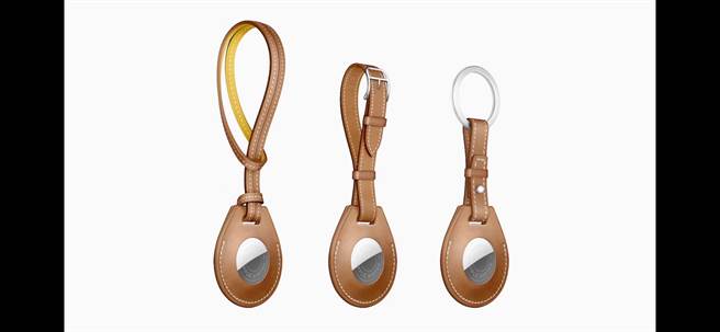 苹果全新的AirTag与Hermès 合作推出AirTag Hermès，包括手提包吊饰、钥匙圈、旅行吊牌和旅行箱吊牌。Hermès配件会和客制鐫刻上Clou de Selle标志的AirTag一同贩售。（翻摄直播画面）