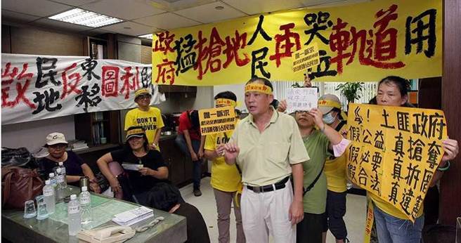 鐵路立體化是前瞻軌道建設的重要環節，但台南鐵路東移案至今歷時逾25年，過程中官民抗爭不斷。（圖／報系資料照）