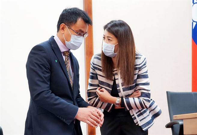 國民黨立委許淑華（右）、農委會主委陳吉仲（左）。（圖／取自許淑華臉書）