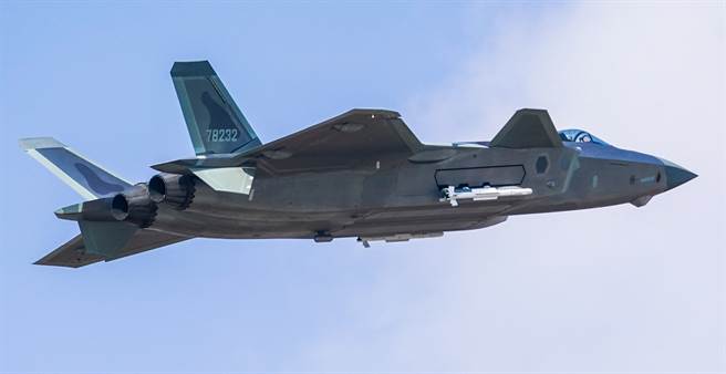 解放军歼-20战机2019年10月19日进行挂弹飞行展示的画面。（新华社）