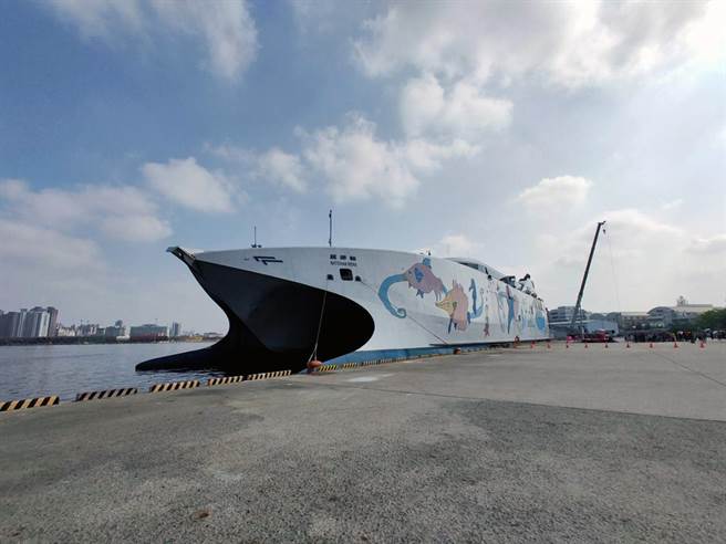 「麗娜輪」高速客輪配合花火節推出定期航班。（洪榮志攝）