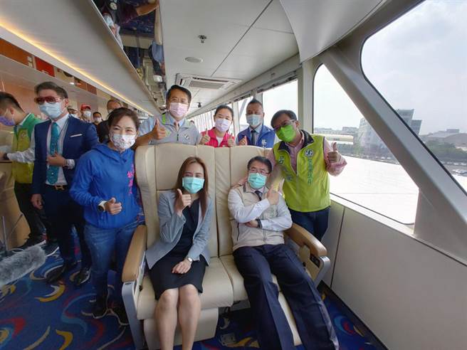 台南市長黃偉哲登船歡送旅客。（洪榮志攝）