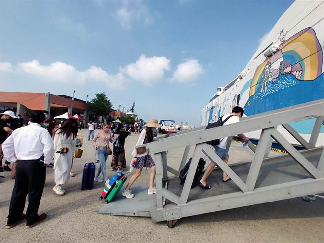 旅客登上「麗娜輪」準備前往澎湖。（洪榮志攝）