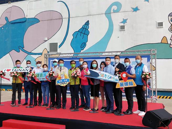 「麗娜輪」高速客輪花火節定期航班首航，台南市長黃偉哲等貴賓到場剪綵。（洪榮志攝）