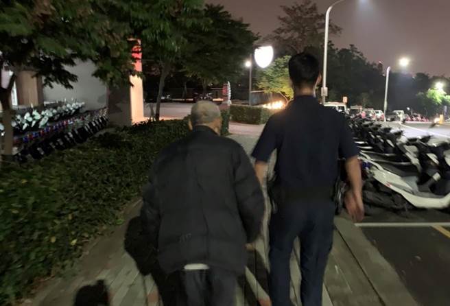 9旬老翁外出迷途，台中市员警及时寻获助返家团圆。（民眾提供／卢金足台中传真） 
