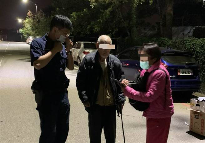 9旬老翁外出迷途，台中市员警及时寻获助返家团圆。（民眾提供／卢金足台中传真）