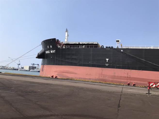 一艘赖比瑞亚运煤船停靠在54码头，却有陆籍船员不明原因掉落煤仓伤势相当严重，经紧急送医抢救后，稍早仍然宣告不治。（翻摄画面／洪浩轩高雄传真）