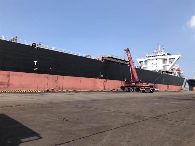 一艘赖比瑞亚运煤船停靠在54码头，却有陆籍船员不明原因掉落煤仓伤势相当严重，经紧急送医抢救后，稍早仍然宣告不治。（翻摄画面／洪浩轩高雄传真）