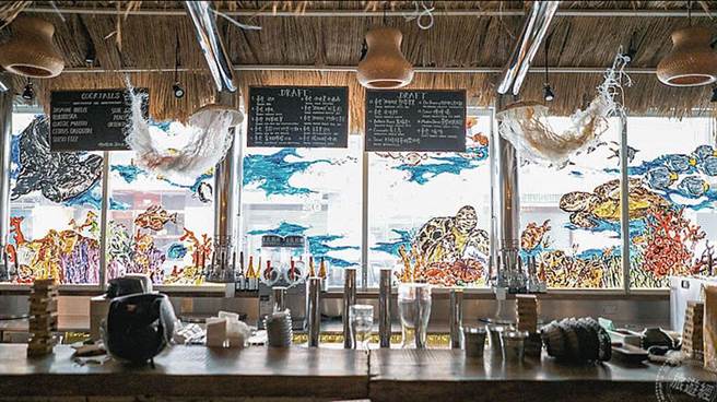 臺虎精酿旗下酒吧－Driftwood西门町以「漂流木」为主题，让人回忆起在海岛国家的海滩酒吧里(图／臺虎精酿提供)