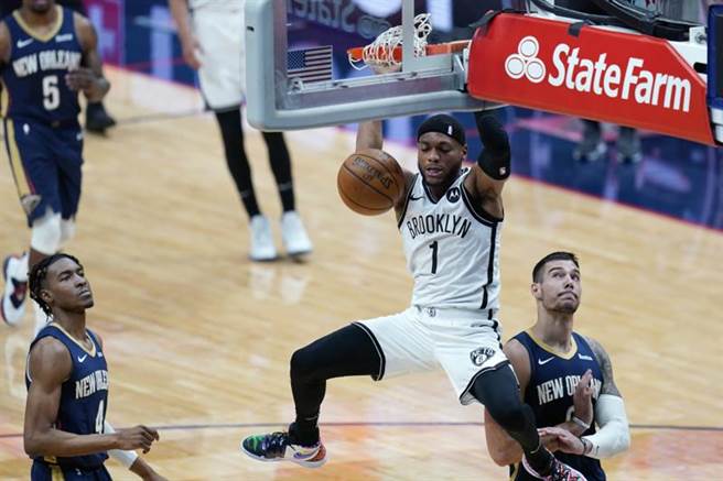 美国媒体进行统计，NBA所有球队实力最强的爵士，场均垃圾时间最长，也就是他们经常打爆对手，而拥有五星战线的篮网也不容小覷，他们的场均垃圾时间7分29秒，比湖人的6分39秒还要厉害。(美联社)