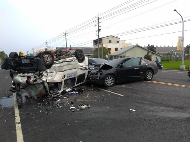 莿桐国中前的台一丁线4辆车追撞。（云林县消防局提供）