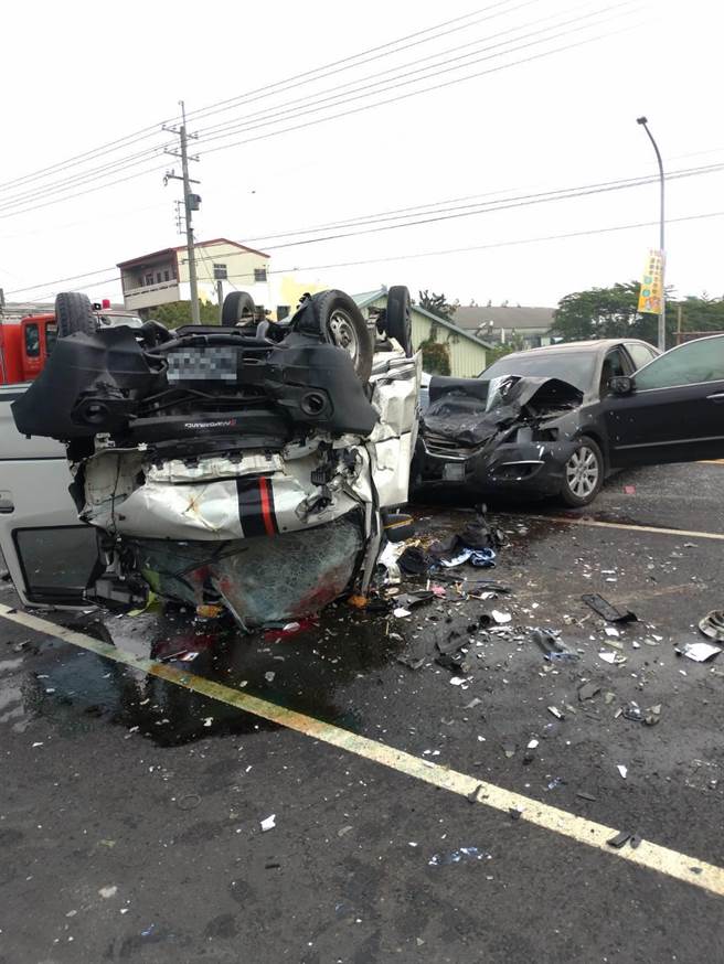 莿桐国中前的台一丁线4辆车追撞。（云林县消防局提供）