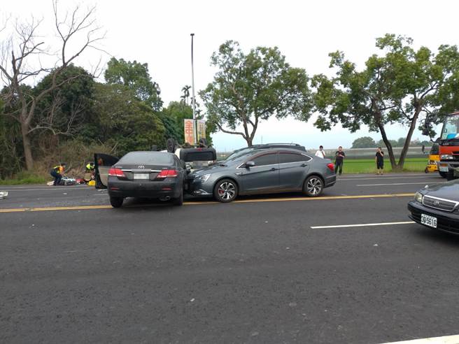 莿桐国中前的台一丁线4辆车追撞。（云林县消防局提供）