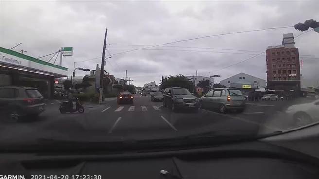 台东1名驾驶黑色小客车的庄姓男子因持有毒品心虚，见警车靠近就逆向行驶，在市区道路一路狂飙。（台东警分局宝桑派出所提供／蔡旻妤台东传真）