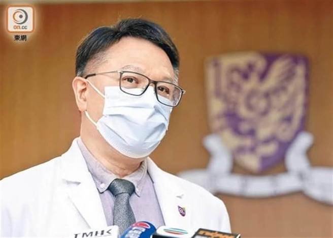 针对研究显示，辉瑞疫苗对南非变种病毒的抗体水平大跌90％，但由于本身抗体量高，仍可中和病毒，许树昌强调，疫苗仍有一定效用，建议市民先接种第一代疫苗。（取自东网）