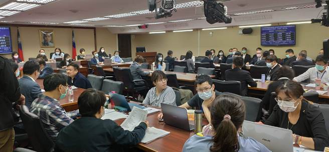 立法院社會利及衛生環境委員會今天要求多個部會針對「智能化職安、工安及公安總體檢與災害後危機處理及救濟」專案報告。（林良齊攝）