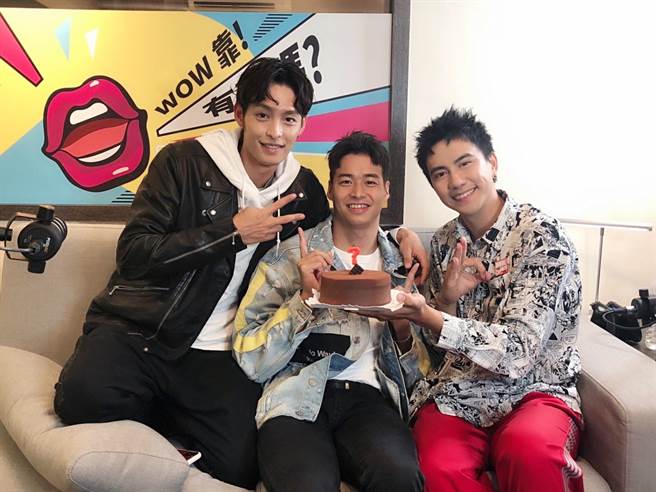 曹佑寧、林敬伦、潘君仑在节目中庆生。（《Wow靠！有事吗？》提供）