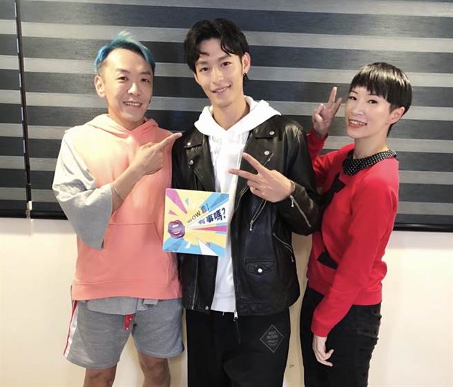 曹佑寧（中）在节目中接受主持人吴小帽（左）及爆编翁瑞怡访问。（《Wow靠！有事吗？》提供）