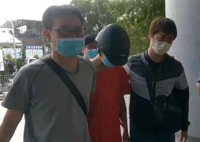 高市杜姓女子懷疑曾姓丈夫在外偷情，便涉嫌以50萬元保險金為代價，教唆2名16歲輟學少年給曾男「教訓」，未料少年卻持開山刀砍死曾男，警方將涉案3人逮捕歸案後，於21日上午將2少年移送高雄地檢署具結。（洪浩軒攝）