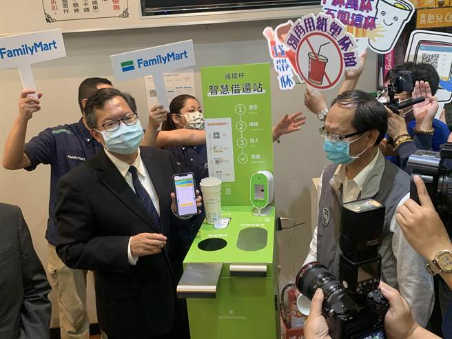 民眾只要使用手机扫描，就可以完成借还的程序。（姜霏摄）