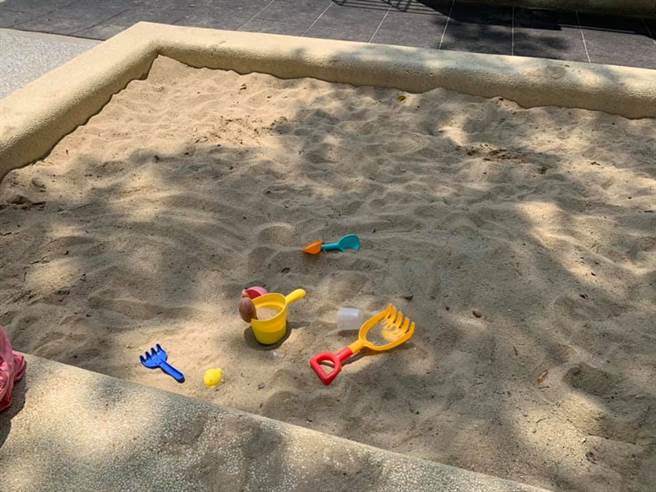 一位妈妈带着女儿到新竹市中央公园玩耍，结果却在沙坑中挖出六片碎玻璃，让人看了怵目惊心。（图／翻摄自新竹大小事）