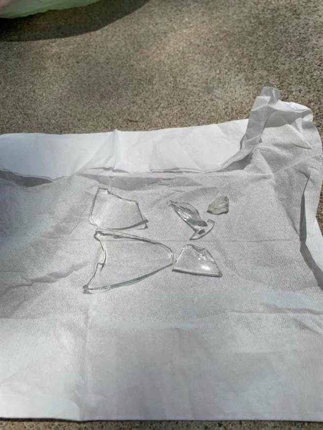 一位妈妈从新竹市中央公园的沙坑中挖出6块碎玻璃。（图／翻摄自新竹人大小事）