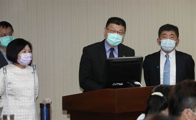 国民党立委陈玉珍21日在立法院社会福利及卫生环境委员会质询准台铁局局长杜微（中）时，问及是否认同太鲁阁事件为「政府杀人？」，杜微一度点头并讲「认同」，经立委及官员提醒后随后澄清，改口「是各种因素结合而成的事件。」图右为卫福部长陈时中，左为劳动部长许铭春。（刘宗龙摄）