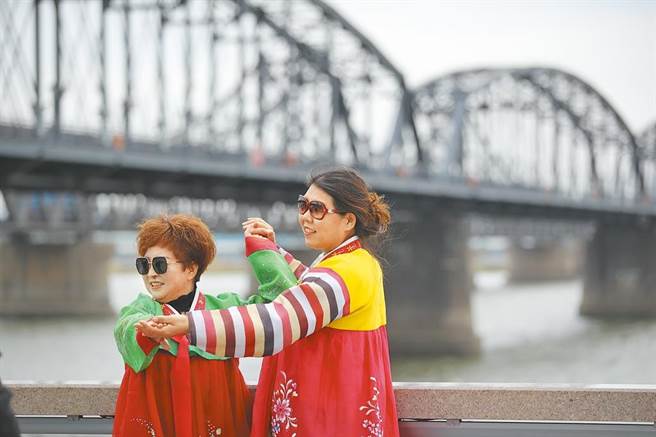 中國海關總署4月18日公佈數據顯示，中國3月對北韓出口額達1297.8萬美元，創近6個月以來新高。圖為遼寧丹東鴨綠江邊。（中新社）