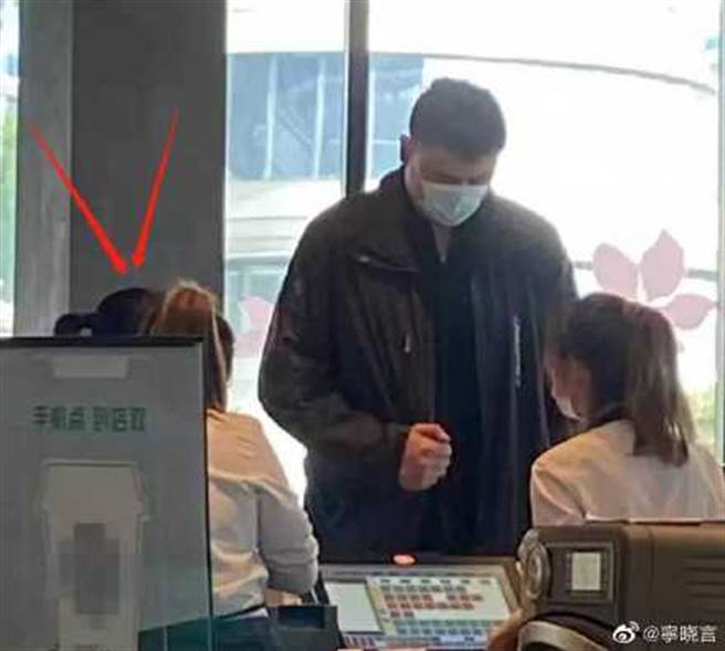 姚沁蕾已经和一个成年人一样高。(图/翻摄自微博)