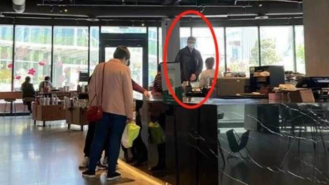 姚明带女儿出游，身高超显眼。(图/翻摄自微博)