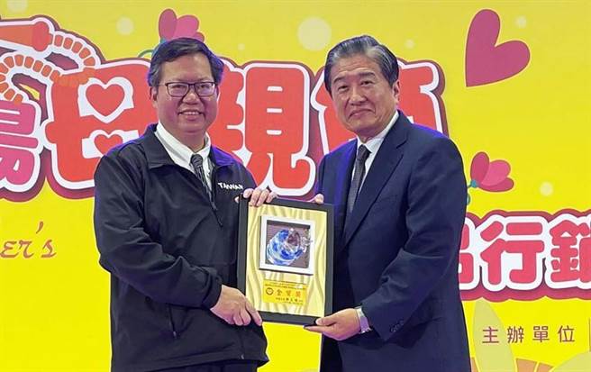 （图说：桃园市长郑文灿（左）颁金质奖予凯基慈善基金会执行长曾锦隆，感谢凯基证券员工支持庇护工场，协助身心障碍者就业。图／凯基证券）
