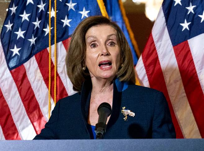 美国民主党籍眾议院议长裴洛西（Nancy Pelosi）20日感谢被警察压颈丧命的佛洛伊德，感谢他为正义「牺牲性命」。（资料照／美联社）