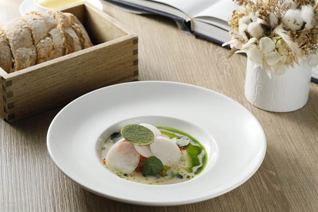 「鲑鱼・雪莉酒・大头菜」以西班牙醋渍海鲜手法处理的冷前菜。（JE Kitchen提供）