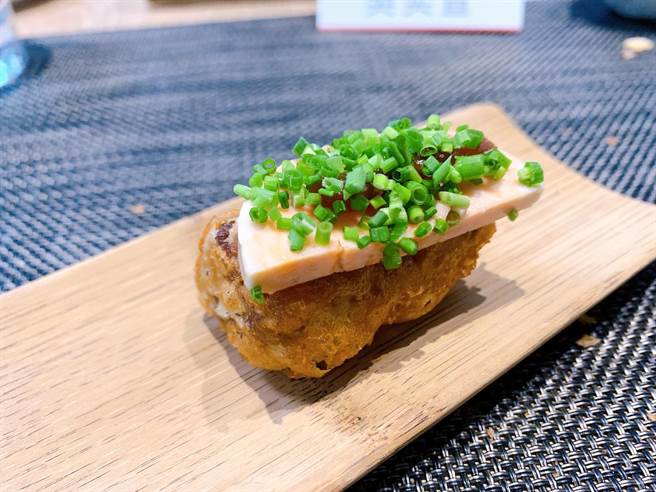 「鮟鱇鱼肝・茄子・奈良渍」，以日本传统食材搭配概念，充满咸香风味。（吴奕萱摄）