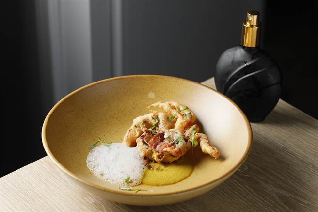 「蟹・咖哩・甜姜醋」，将软壳蟹以啤酒麵糊包裹后酥炸，再以港式避风塘蒜酥、豆酥衬底。（JE Kitchen提供）