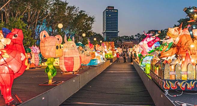 新竹市光临艺术节有近300组竞赛花灯，已在孔庙广场现身。（罗浚滨摄）