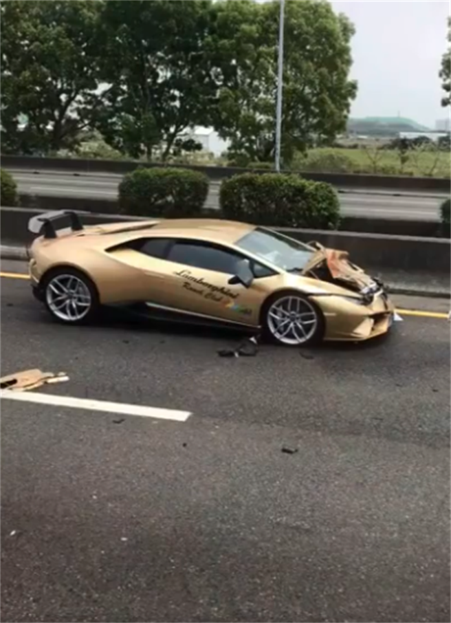 国道一号南下311K安定路段今（21日）上午11时，发生2蓝宝坚尼超跑、1辆自小客车追撞事故。（图／翻摄自脸书 记者爆料网）