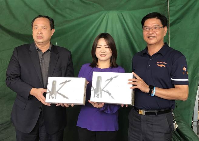 立委马文君（中）、雷虎科技股份有限公司（左），捐赠南投县政府消防局鱼池分队空拍机仪式，由南投县消防局长林聪吉（右）代表接受。（陈世宗摄）