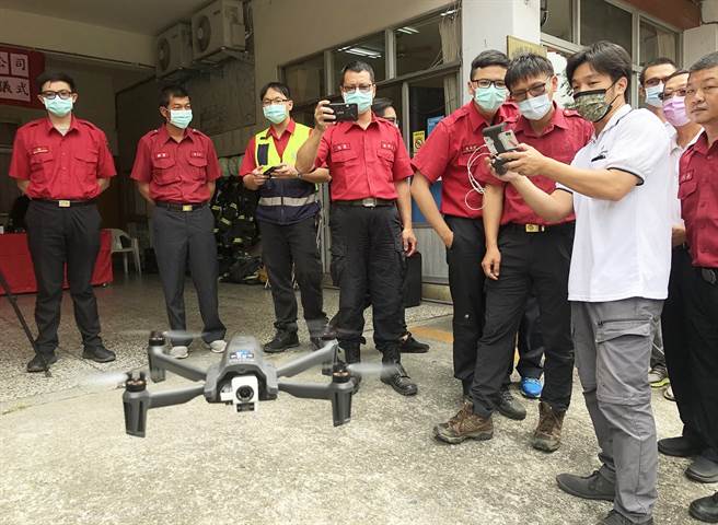 雷虎科技公司技术人员教导鱼池消防队员，如何操作空拍机。（陈世宗摄）