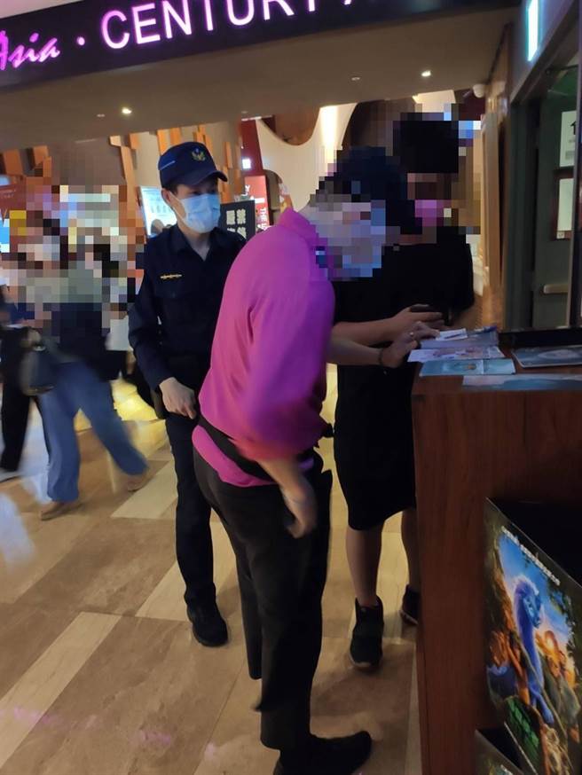 捷运警察队接获民眾手机遗失，经2小时询问，最后在南港站附近的影城寻获，民眾对员警表现感激不已。（图：警方提供）