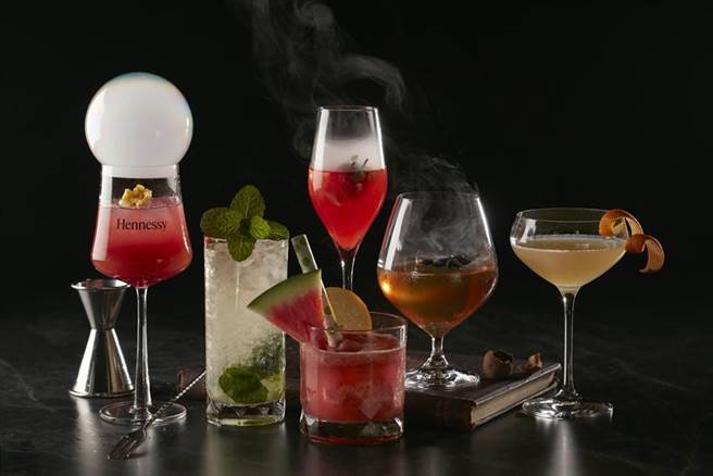 （台北寒舍艾美酒店北緯二十五「夜酌．暢酩」，六款調酒可暢飲2小時。圖／台北寒舍艾美酒店提供）
