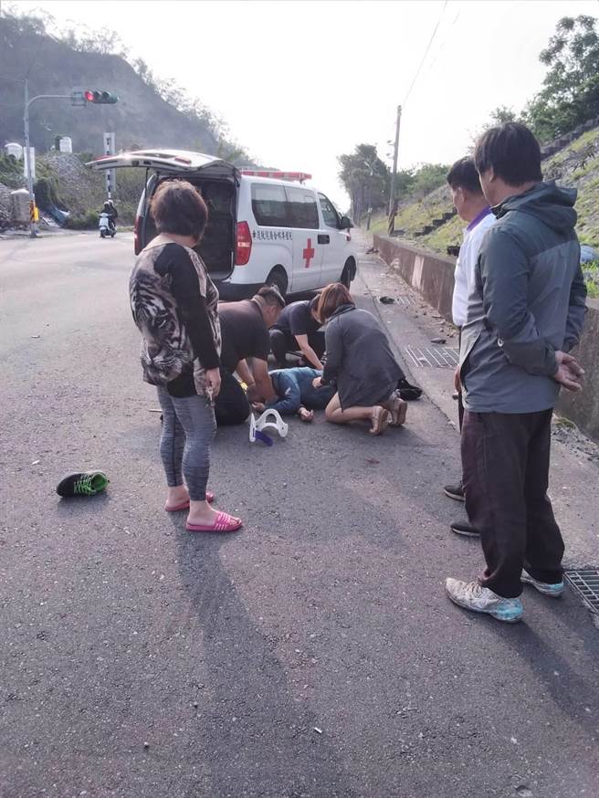 赖姓机车骑士行经苗140县道、苗43线道路口时，自摔打滑撞击路旁堤坊水泥墙伤重死亡。（读者提供／谢明俊苗栗传真）