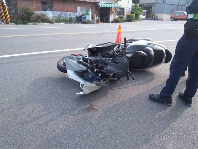 赖姓机车骑士行经苗140县道、苗43线道路口时，自摔打滑撞击路旁堤坊水泥墙伤重死亡。（读者提供／谢明俊苗栗传真）