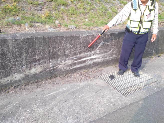 赖姓机车骑士行经苗140县道、苗43线道路口时，自摔打滑撞击路旁堤坊水泥墙伤重死亡。（读者提供／谢明俊苗栗传真）