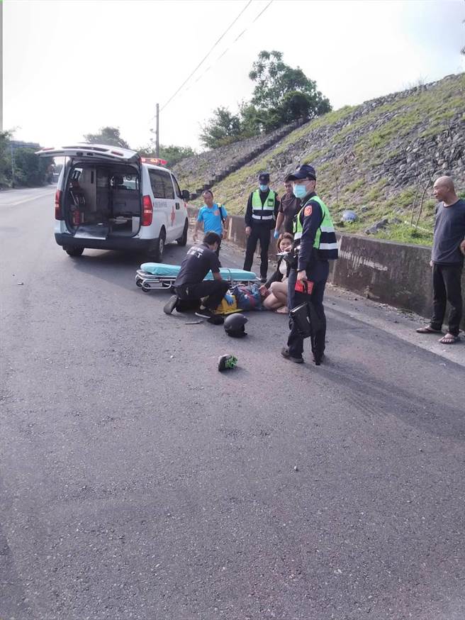 赖姓机车骑士行经苗140县道、苗43线道路口时，自摔打滑撞击路旁堤坊水泥墙伤重死亡。（读者提供／谢明俊苗栗传真）