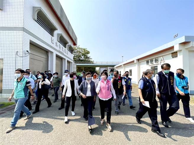 立法院经济委员会21日到台中视察台中福田水资源中心，立委杨琼樱要求王美花扛起责任。（杨琼樱提供／冯惠宜台中传真）