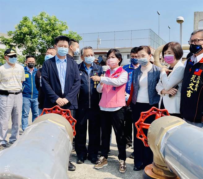 立法院经济委员会21日到台中视察台中福田水资源中心，立委杨琼樱要求王美花扛起责任。（杨琼樱提供／冯惠宜台中传真）