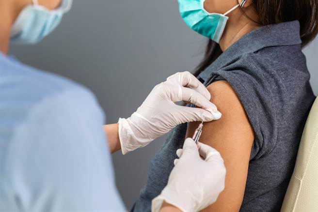 變種病毒侵襲年輕族群，專家認為須調整疫苗施打順序，指揮中心回覆了。（示意圖／Shutterstock）
