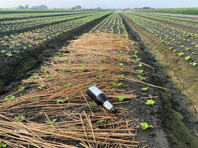 云林菜农林佳新表示农田常被丢垃圾、玻璃瓶，农民恐误踩受伤。（图／摘自林佳新脸书）