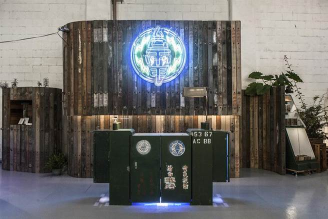 台电利用废弃材料经巧思利用成文创。（图／台电提供）